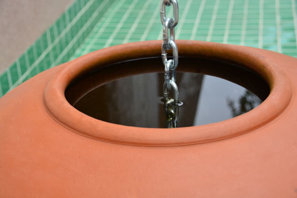 Para que te llegue buena suerte, prosperidad y puras bendiciones durante todo el año, puedes poner una vasija de barro en el exterior de tu casa y llenarla con agua de lluvia. Es como un centro de bendición a todo lo que hagas.