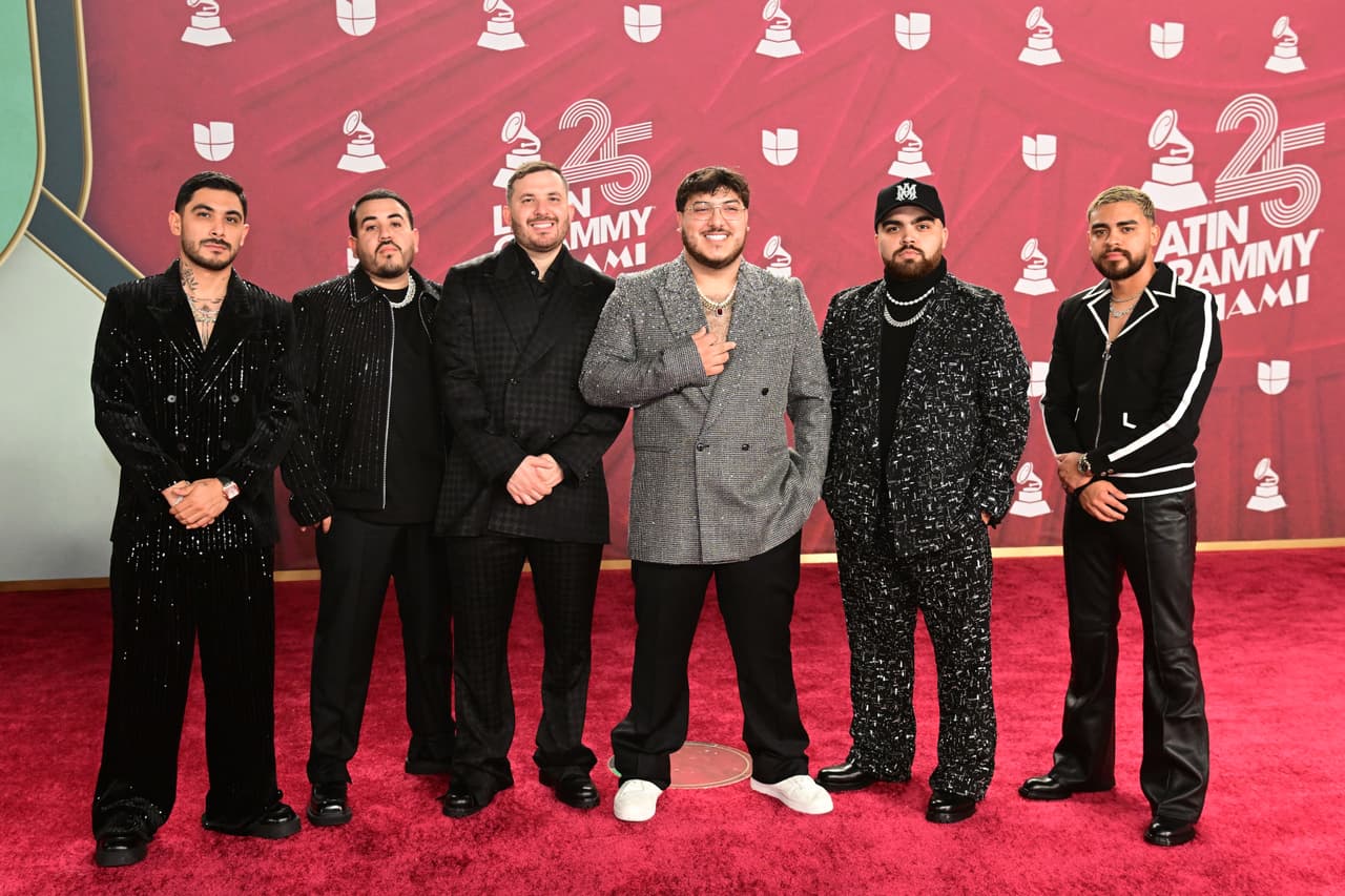 <b>Grupo Frontera</b> desfiló con atuendos casuales y relajados.