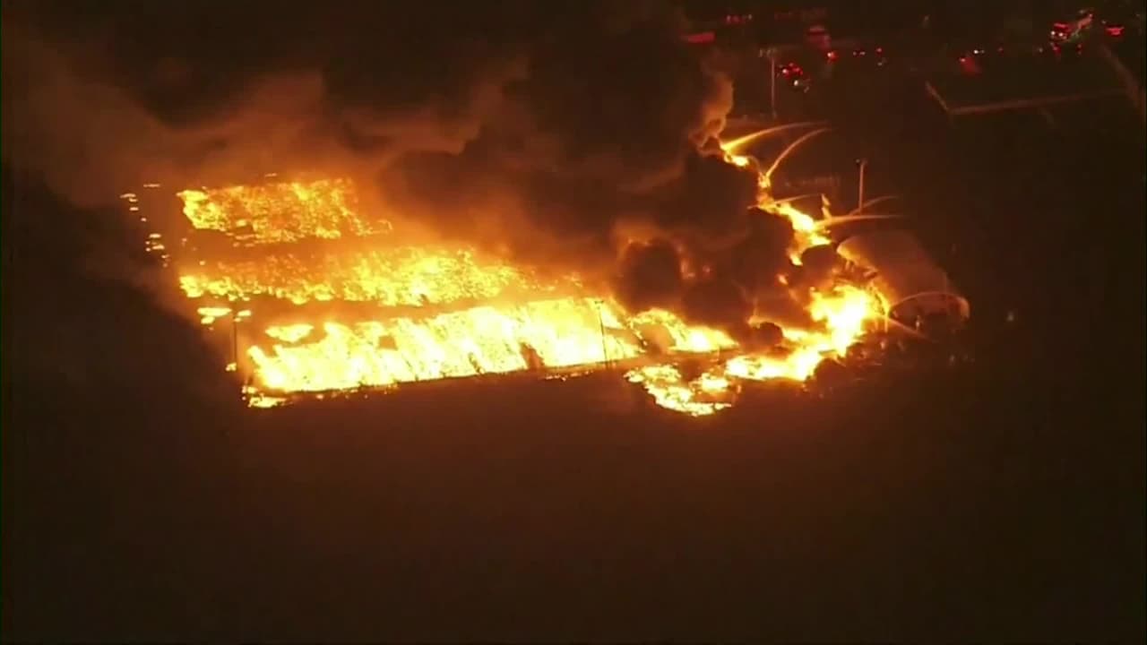 El vivero Nursery Supplies Inc. en Poinciana Boulevard, en el condado Osceola comenzó a encenderse en llamas durante la madrugada y tardará varias horas en controlarse, según autoridades.