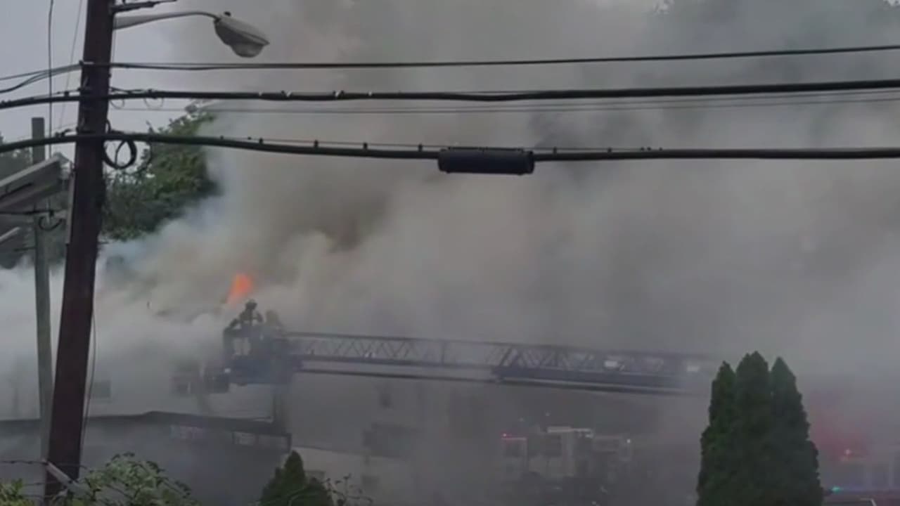 Imágenes del incendio que destruyó un negocio de llantas en Hawthorne, Nueva Jersey