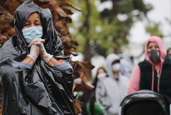 Estos centros de distribución de alimentos están dispuestos en varios puntos de la ciudad. En Van Nuys, otro banco de alimentos ya ha distribuido bolsas con comida a por lo menos 1,500 familias desde que inició la crisis de la pandemia.
<br>