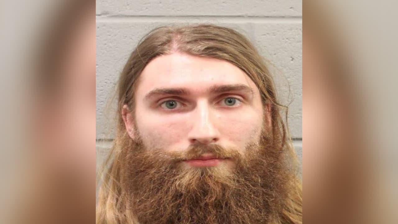 Dane Ruckstuhl, fue arrestado por conducir bajo los efectos del alcohol y se le fijó fianza de $100.