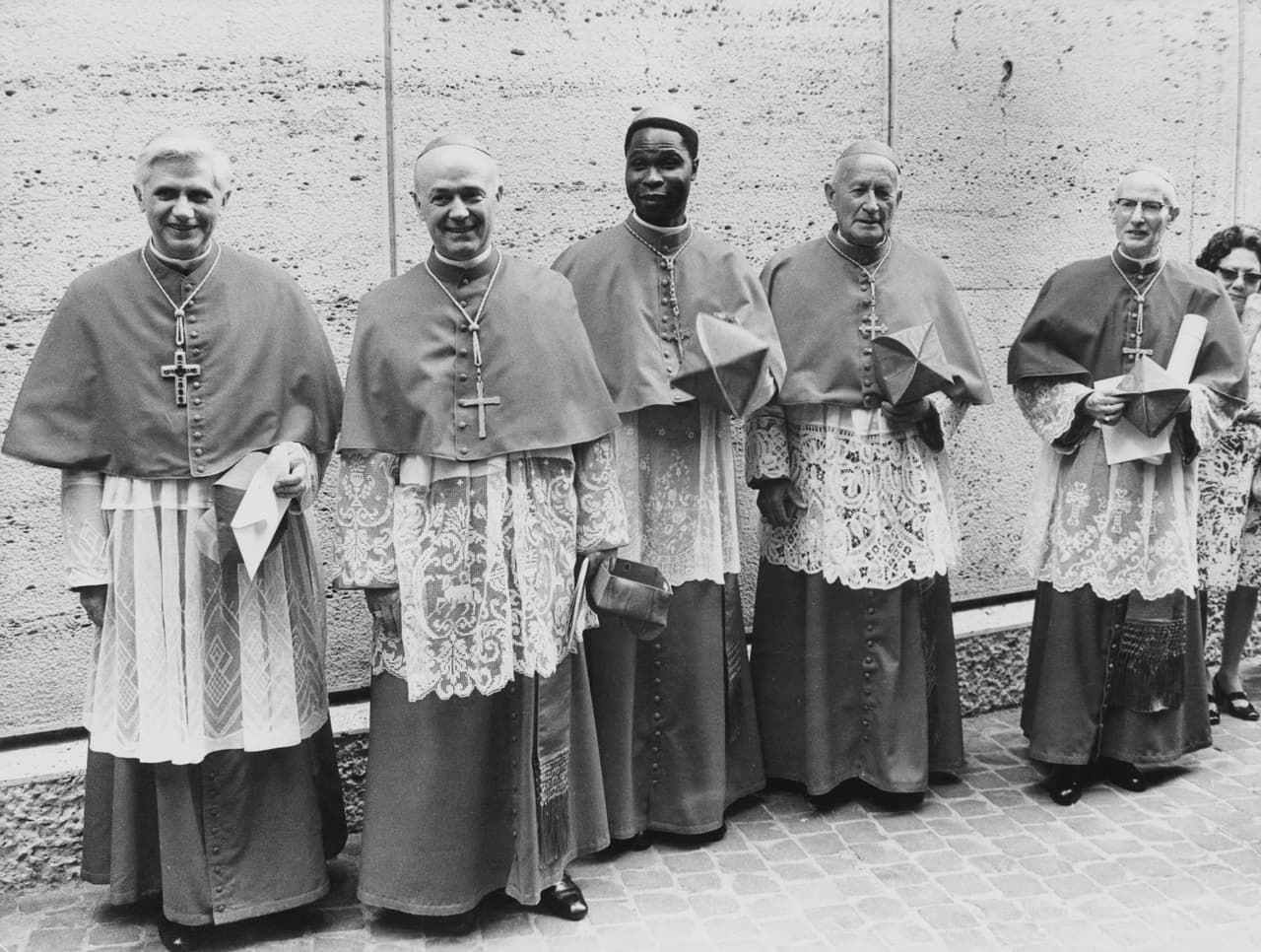 Poco después de finalizada la guerra, Ratzinger entró al seminario junto con su hermano mayor, Georg, en 1945. Fue ordenado sacerdote en 1951. En la imagen, aparece (es el primero de izquierda a derecha) cuando fue nombrado cardenal por el papa Pablo VI, el 27 de junio de 1977.