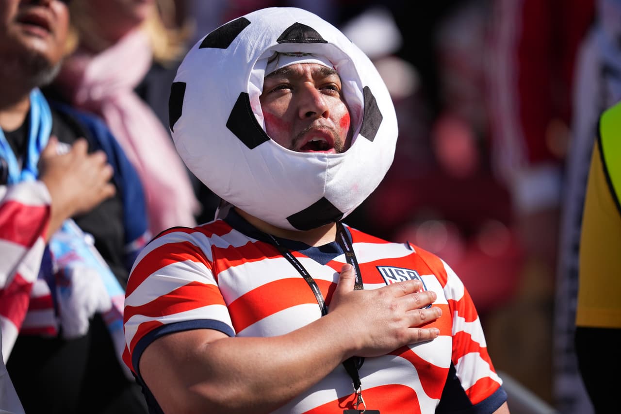 Aficionados reaccionan antes del partido de la ronda de 32 de la Copa del Mundo de fútbol entre Estados Unidos y Bosnia en Santa Clara, California, cerca de San Francisco, el miércoles 1 de julio de 2026.