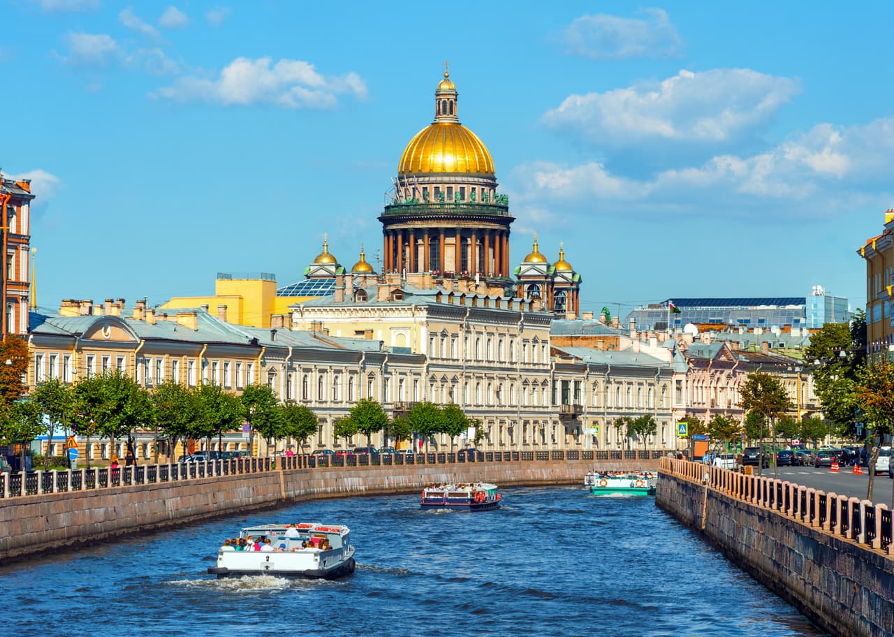 <b>Puesto 16. St. Petersburg</b>. “Son muchas las ciudades que compiten por el título de ‘Venecia del norte’, pero solo esta es digna de serlo”. San Petersburgo, capital imperial durante dos siglos, ha subido de forma constante en esta clasificación. Parte del reconocimiento a esta ciudad rusa se debe a la educación de sus residentes, cuenta con más de 45 colegios y universidades (algunas tienen tres siglos de antigüedad). Además, la urbe ocupa el tercer lugar en la categoría ‘monumentos y lugares de interés’.