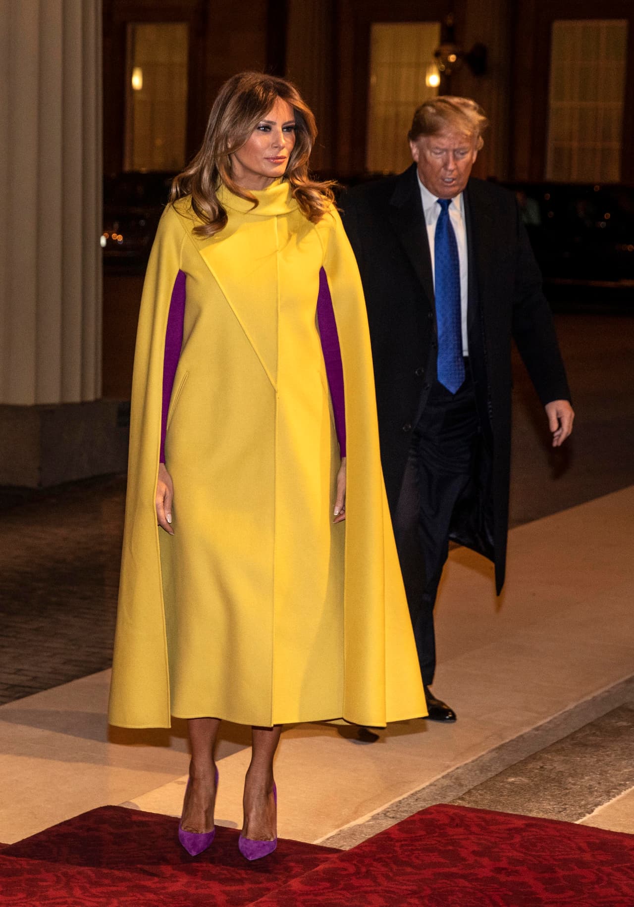"'Mira todas las
<b><a href="https://www.univision.com/noticias/politica/melania-trump-llama-cobarde-al-autor-del-texto-anonimo-sobre-el-presidente-y-se-suma-a-la-lista-de-los-que-dicen-yo-no-fui" target="_blank">cosas horribles que le están haciendo a Melania</a></b> (Trump), publicando las fotos desnudas de ella'", dijo Kim Kardashian a la revista.
<br>