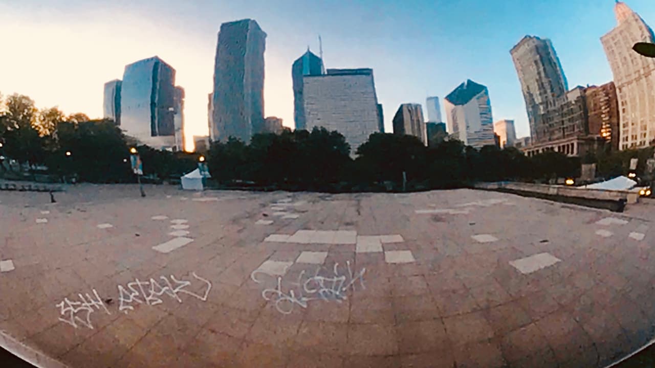 Hay al menos tres pinturas de graffiti con las cuáles se vandalizó la obra.