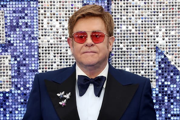 <b><a href="https://www.univision.com/famosos/rocket-man-al-rescate-elton-john-defiende-a-harry-y-meghan-de-las-criticas-por-sus-vuelos-en-jets-privados-fotos" target="_blank">Elton John salió a su defensa</a></b> y aclaró que él fue quien le proporcionó a la pareja el jet con el que viajaron a Niza para que se trasladarán a la residencia que el cantante tiene en ese lugar. Sobre los jets que utilizaron para viajar a Ibiza aún no se conocen detalles.