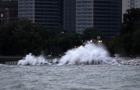 Algunas olas alcanzaron hasta los 10 pies de altura, lo que representaba un peligro para los transeúntes de la costa