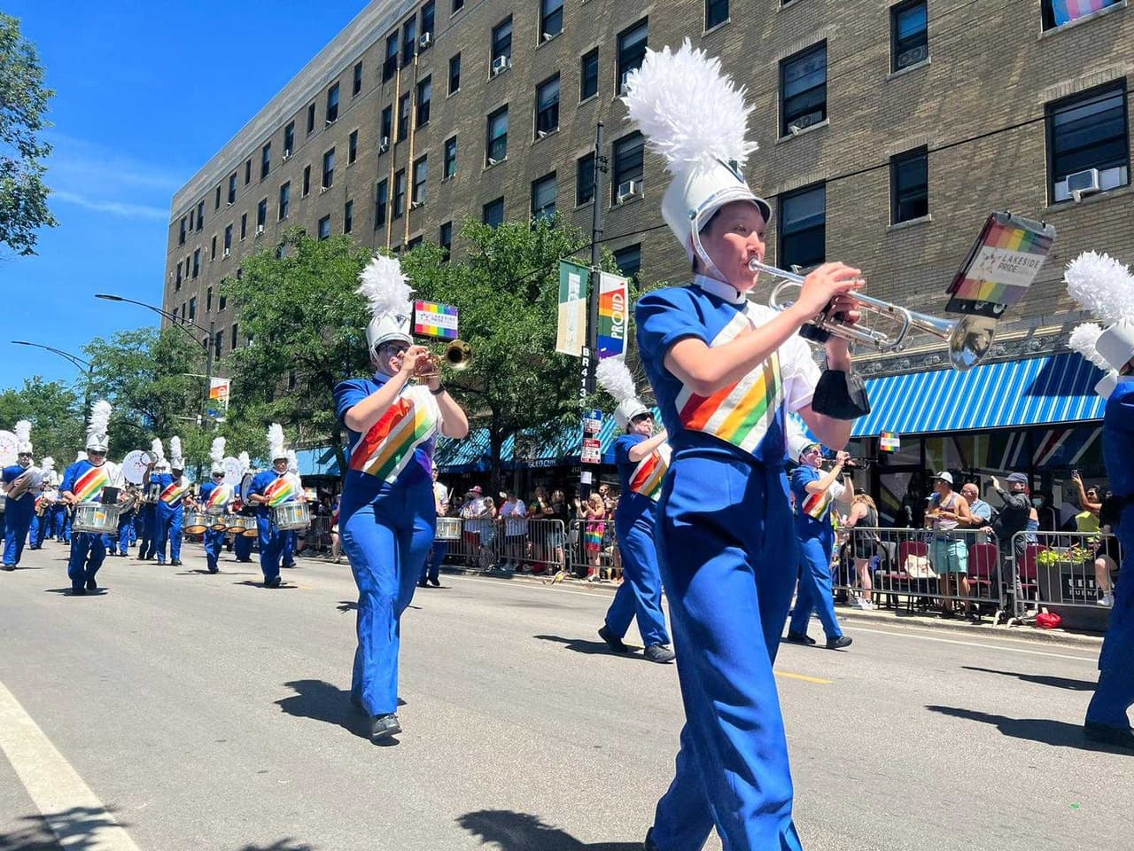 Orgullo gay Chicago desfile 2022. Una banda de música también estuvo presente en el desfile del orgullo LGBTQ+.