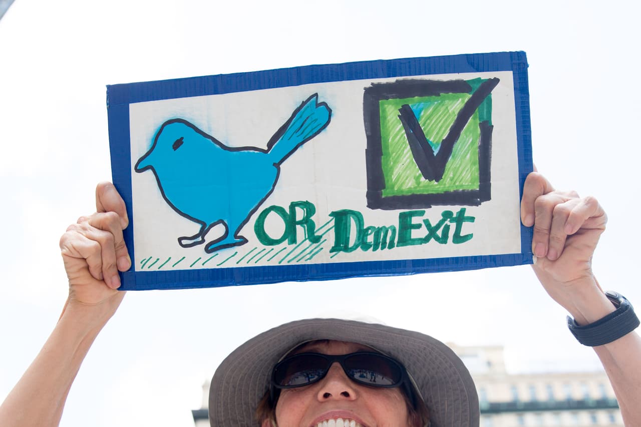 Este cartel aprovecha la idea gráfica de asociar a Bernie Sanders con un pájaro y el Brexit. Si no se escoge a Sanders, entonces la opción es salir del partido demócrata.