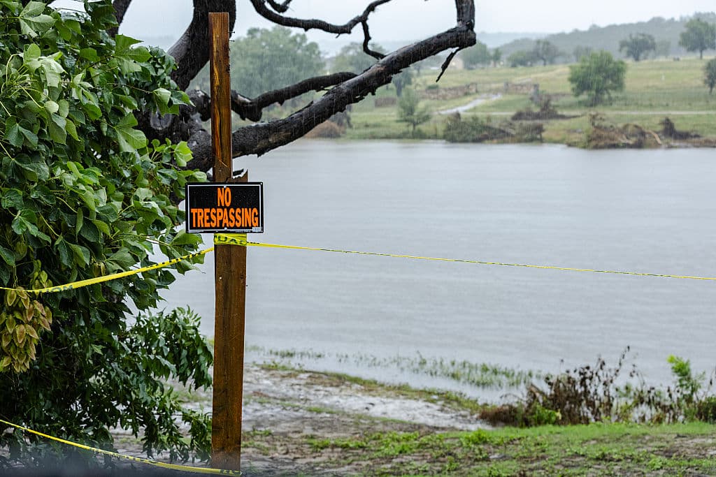 El Servicio Meteorológico Nacional advirtió que 
<b>la corriente del río Guadalupe podría elevarse este domingo cerca de 15 pies</b>, lo suficiente para dejar bajo agua el puente de la carretera 39, cerca de 
<b><a href="https://www.univision.com/local/san-antonio-kwex/tragedia-camp-mystic-verano-ninas-cristianas-costo-texas" target="_blank">Hunt, el pueblo sede de Camp Mystic</a></b>.