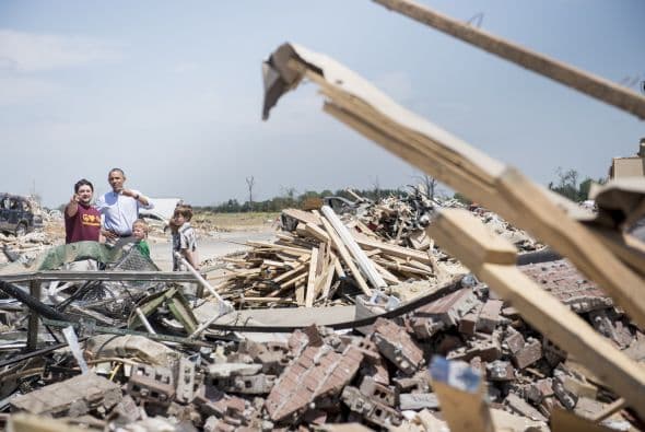 Cuando "unas 200 personas, entre ellas equipos de bomberos de otros condados, se alistaron para ir de casa en casa buscando a vecinos heridos", y "miles de voluntarios" se sumaron a la tarea, explicó.