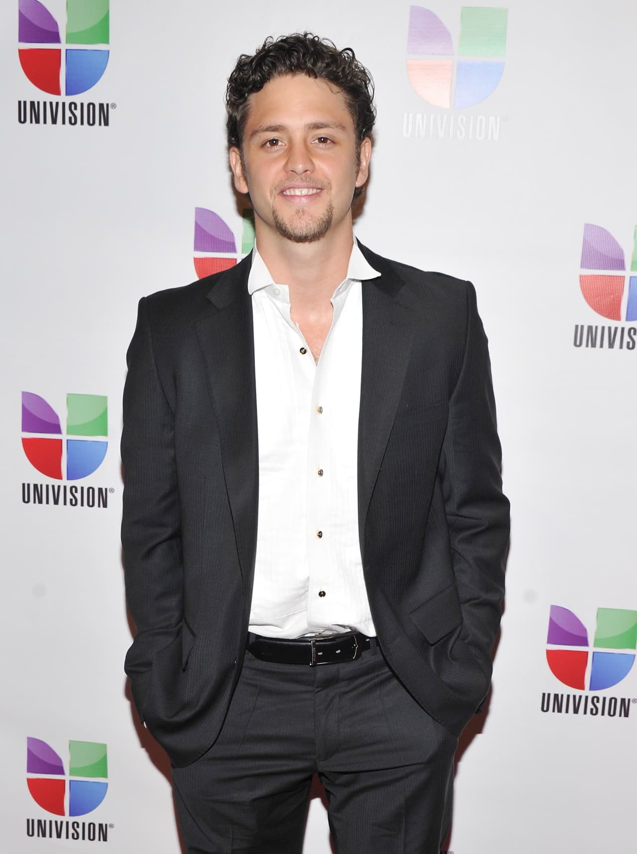 “Es una mujer muy bella, excelente actriz y con una linda voz. Pero por el momento no tengo tiempo para romances", afirmó el actor, quien para ese año ya formaba parte de "RBD".