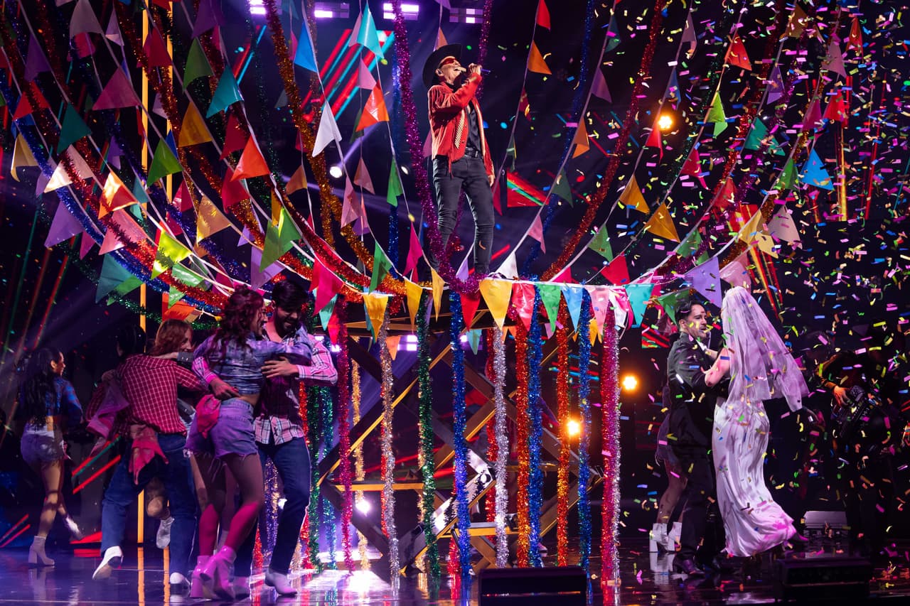 <b>Emmanuel desafió la gravedad y recordó una boda muy famosa</b>
<br>
<br>Al igual que su hijo Alexander Acha, Emmanuel se puso botas y sombrero para rendir una versión espectacular del tema “La boda del Huitlacoche” subido en una plataforma y acompañado por una docena de bailarines. Sin duda uno de los momentos más emocionantes de la gran final.