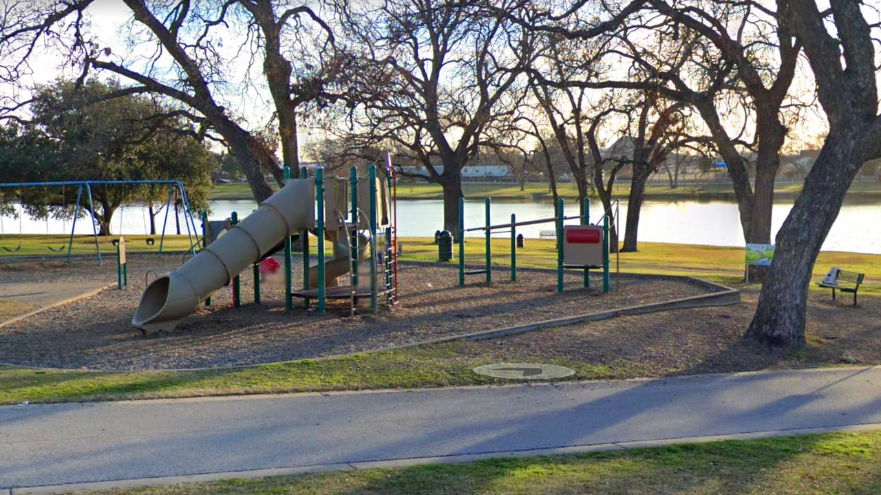 Con el despegue y aterrizaje de aeronaves, al estar ubicado cerca del Aeropuerto Love Field de Dallas, cuenta con cinco millas para ejercitar.