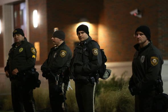 Agentes de la policía del condado de St. Louis montaron guardia frente al departamento de policía de Ferguson.