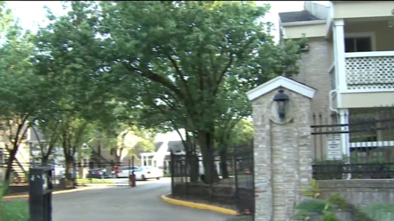 La mujer indica que los cobros continúan y ella no tiene dinero para pagos, ya consiguió trabajo, pero no ha logrado salir adelante.