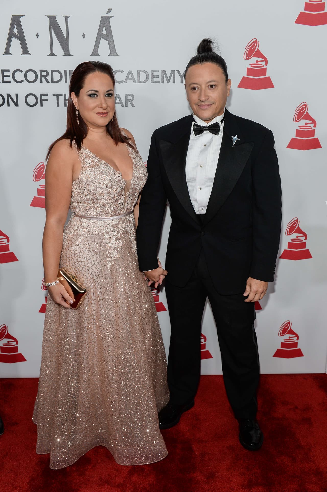 No faltó el cantante Elvis Crespo, quien desfiló de la mano de su esposa.