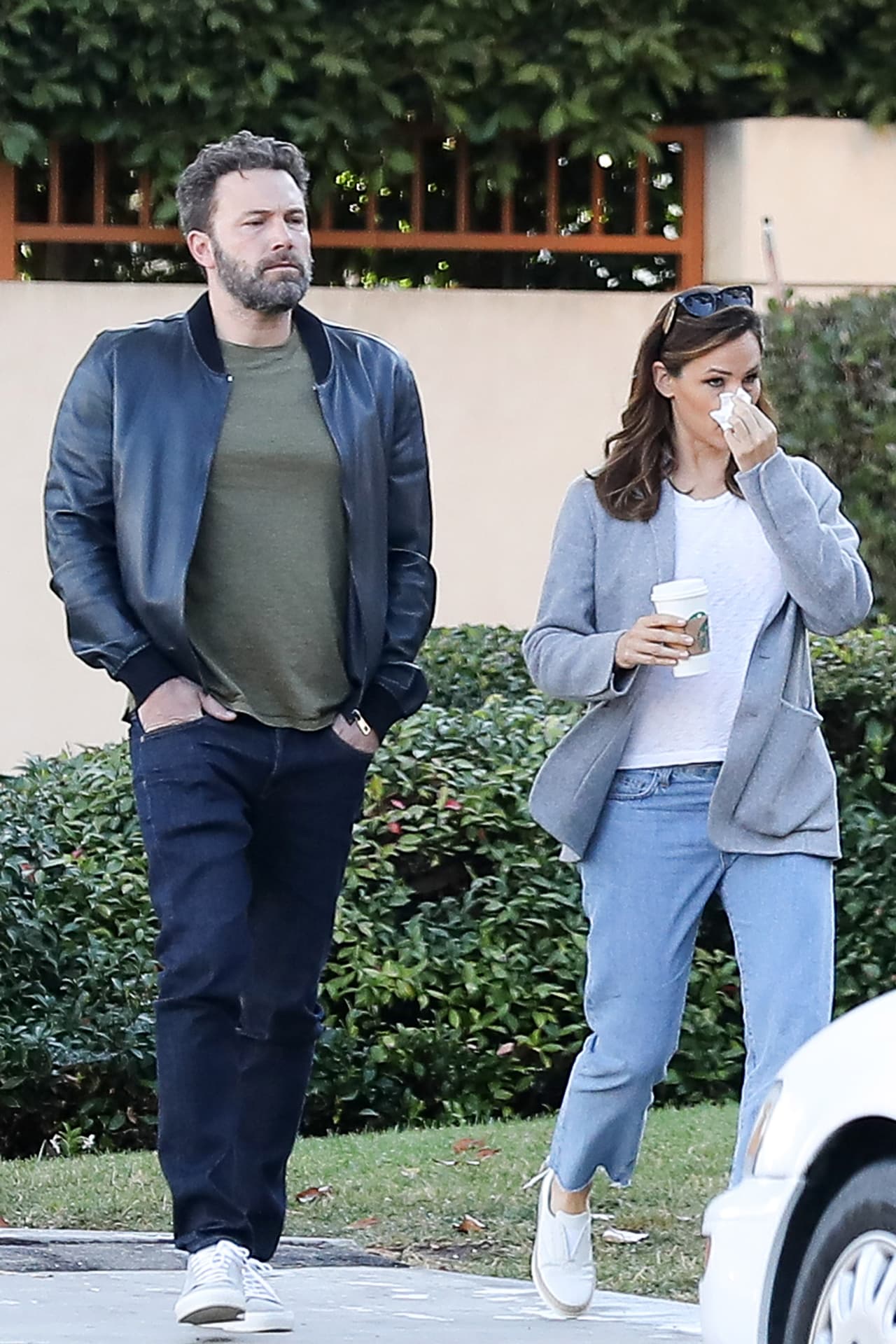 Pero esta vez los paparazzi captaron a la actriz limpiando las lágrimas de su rostro mientras caminaba con el padre de sus hijos.