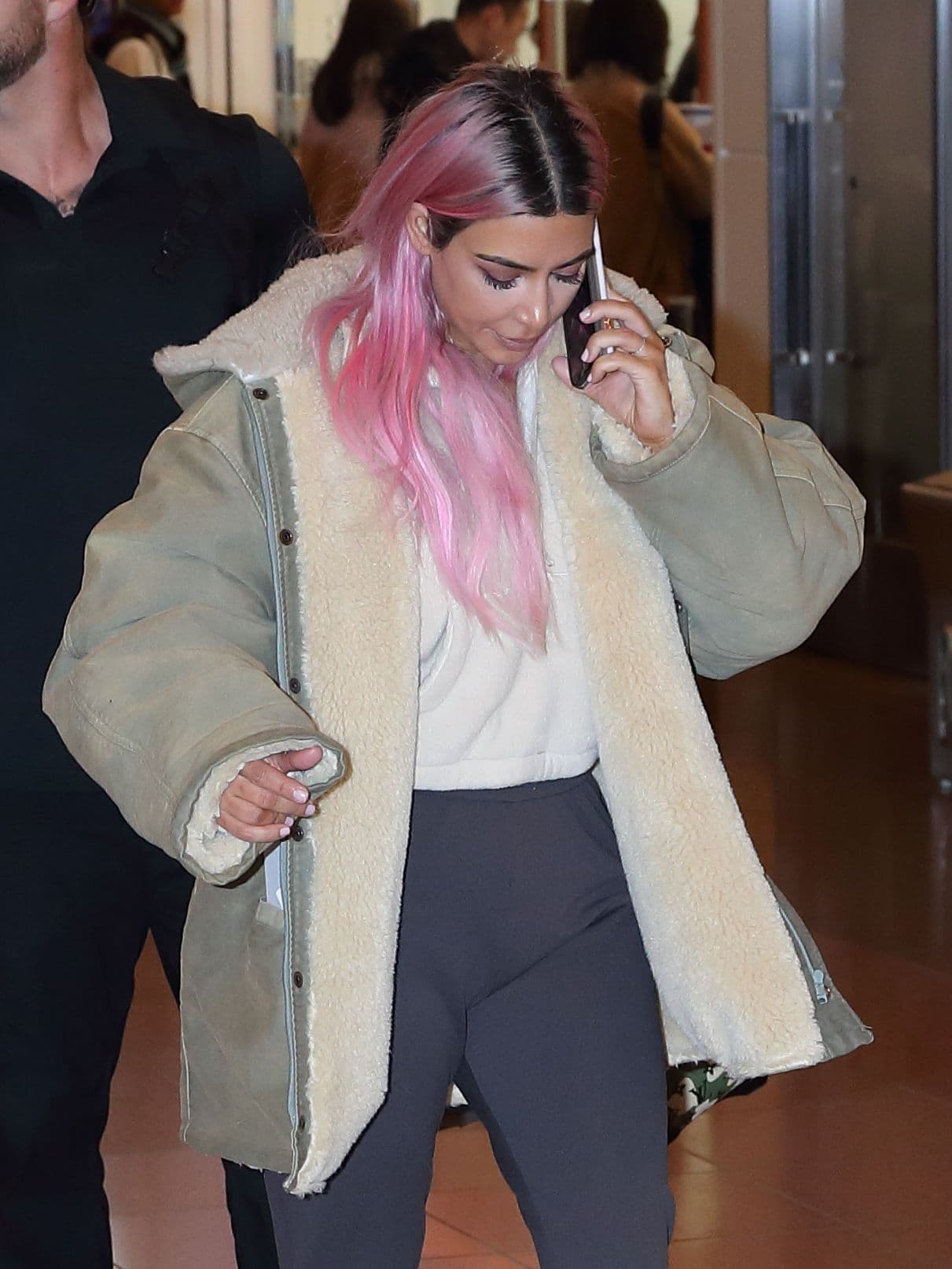 La empresaria Kim Kardashian sorprendió a sus seguidores el pasado domingo al teñir su dorada cabellera de rosado.