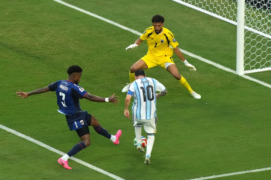 Lionel Messi logra vencer al arquero Vozinha y Diney Borges de Cabo Verde dentro del área, generando una situación de riesgo.