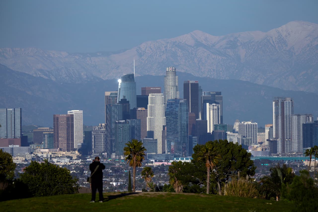 2.- 
<b>San José, California: </b>Se mantiene entre las ciudades con mayores exigencias económicas, especialmente para las familias. Un adulto soltero necesita alcanzar un ingreso anual cercano a los 158,080 dólares para cubrir sus gastos, mientras que un hogar conformado por cuatro personas requiere alrededor de 402,771 dólares. Aunque el ingreso medio de los hogares llega a 148,226 dólares, la diferencia refleja el alto nivel de gastos que implica vivir en esta zona.