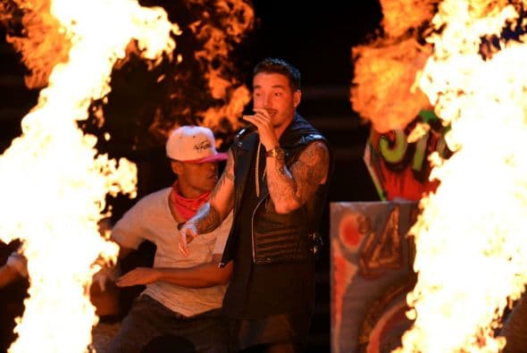 El fuego calentó la tarima.