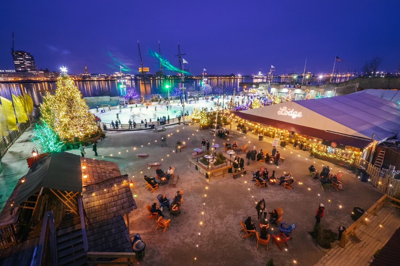 <b><a href="https://www.delawareriverwaterfront.com/places/blue-cross-riverrink-winterfest">Blue Cross RiverRink Winterfest (Hasta el 6 de marzo)</a></b>. Experimenta un paraíso invernal frente al río en el Blue Cross RiverRink Winterfest. Deslízate por una enorme pista de patinaje sobre hielo, toma una foto junto al árbol festivo y entra en calor con una bebida caliente junto a una fogata o dentro de una acogedora cabaña. La entrada a Winterfest es gratuita. El patinaje sobre hielo, las cabañas y las hogueras se pueden reservar con anticipación.