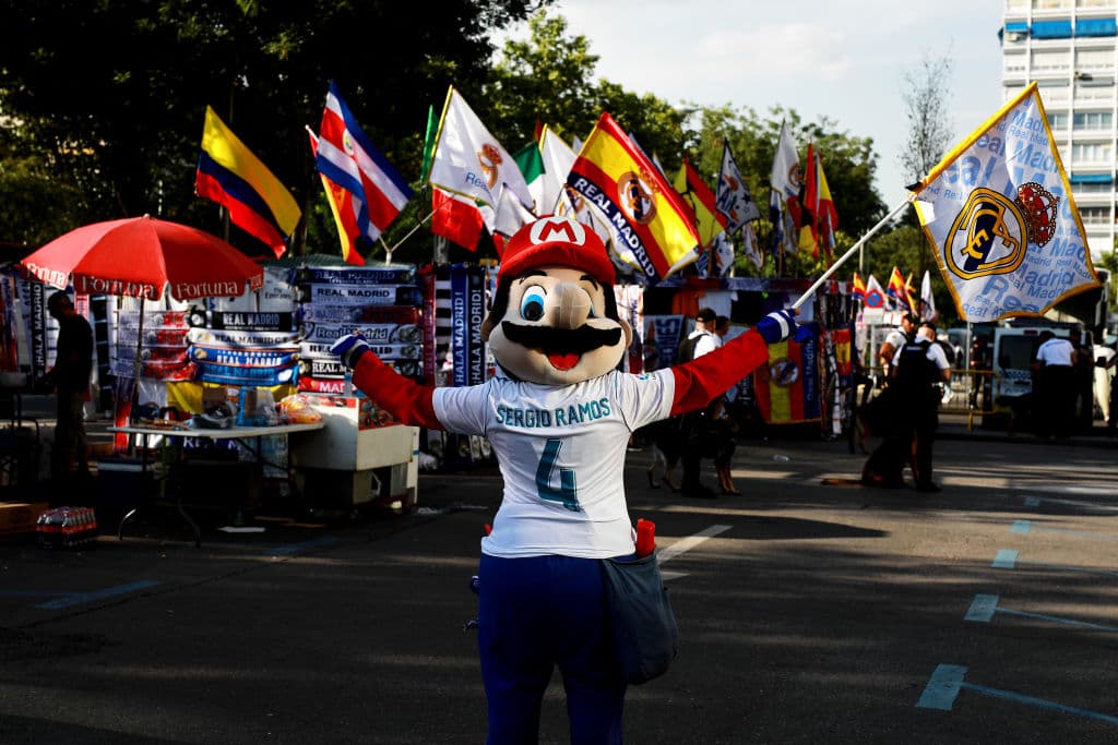 Las calles de la capital española le dieron la bienvenida a la fiesta de la Champions League en medio del partido de Real Madrid contra Roma en el G del torneo.