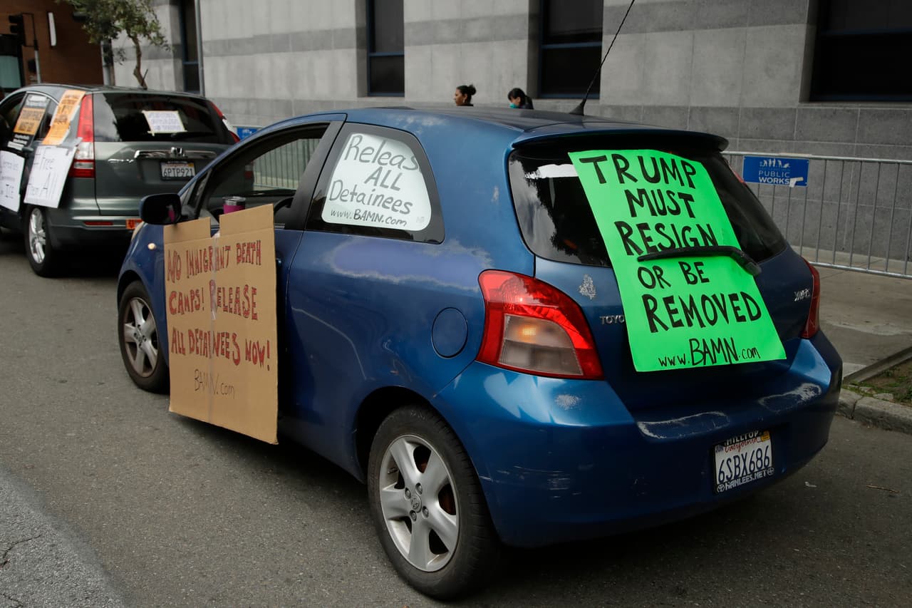 En las protestas de San Francisco los activistas también se manifestaron desde los autos, para mantener las normas de distanciamiento social. Luego de la petición de AILA, la Oficina de Inmigración y Aduanas se comprometió a liberar indocumentados vulnerables y aseguró que ya se ha puesto en libertad a cientos de inmigrantes para evitar la propagación de la pandemia.
