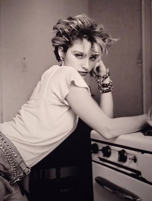 Pero no sería sino hasta dos años después que con su disco y el tema 'Like a Virgin', Madonna se ganaría la atención de todos.