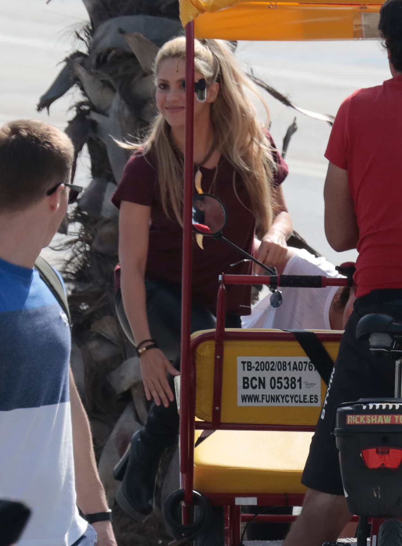 Shakira, con pantalones de cuero en la primera de Barcelona, y una gorra que dice "I love Barcelona".