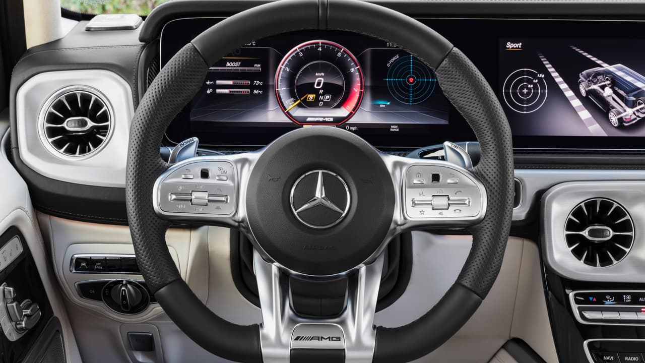 La Mercedes-AMG G63 cuenta como equipo estándar con el 
<b>nuevo volante Performance de AMG </b>con contornos adherentes en su aro cubierto en cuero nappa, perforado en la áreas de agarre, que debutó en los modelos Mercedes-AMG S63 y S65. El volante cuenta con fondo plano, paletas de cambios y botones integrados en sus rayos horizontales para el control del sistema de control de crucero (rayo izquierdo) y controles de voz, sistema de sonido y teléfono (rayo derecho).