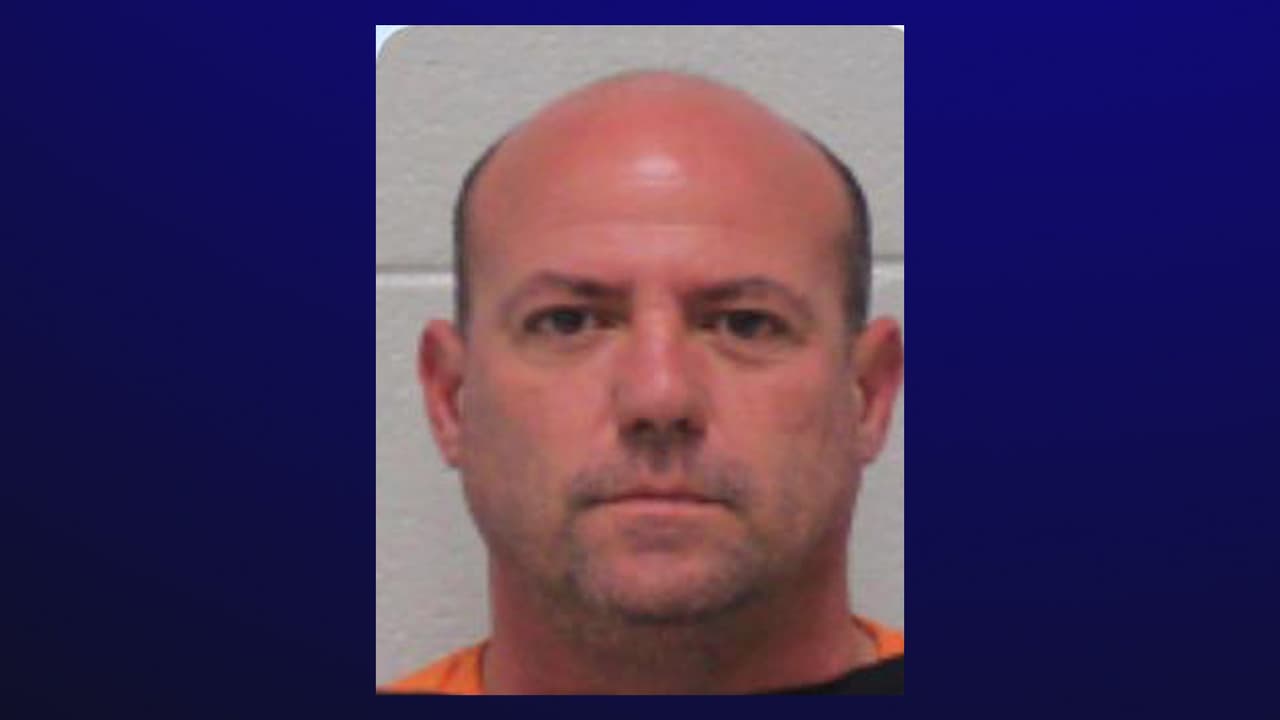 Detienen a un conductor y hallan 100 libras de metanfetaminas en un compartimento falso 