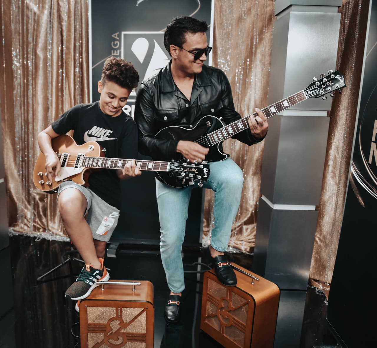 El cantante colombiano que está nominado en cuatro categorías de Premio Lo Nuestro expresó su orgullo por su hijo Silvestre José. "
<b>Tiene mucho talento</b> y por eso lo llevo conmigo a todas partes para que vea cómo es todo esto", declaró durante el primer día de ensayos de PLN.