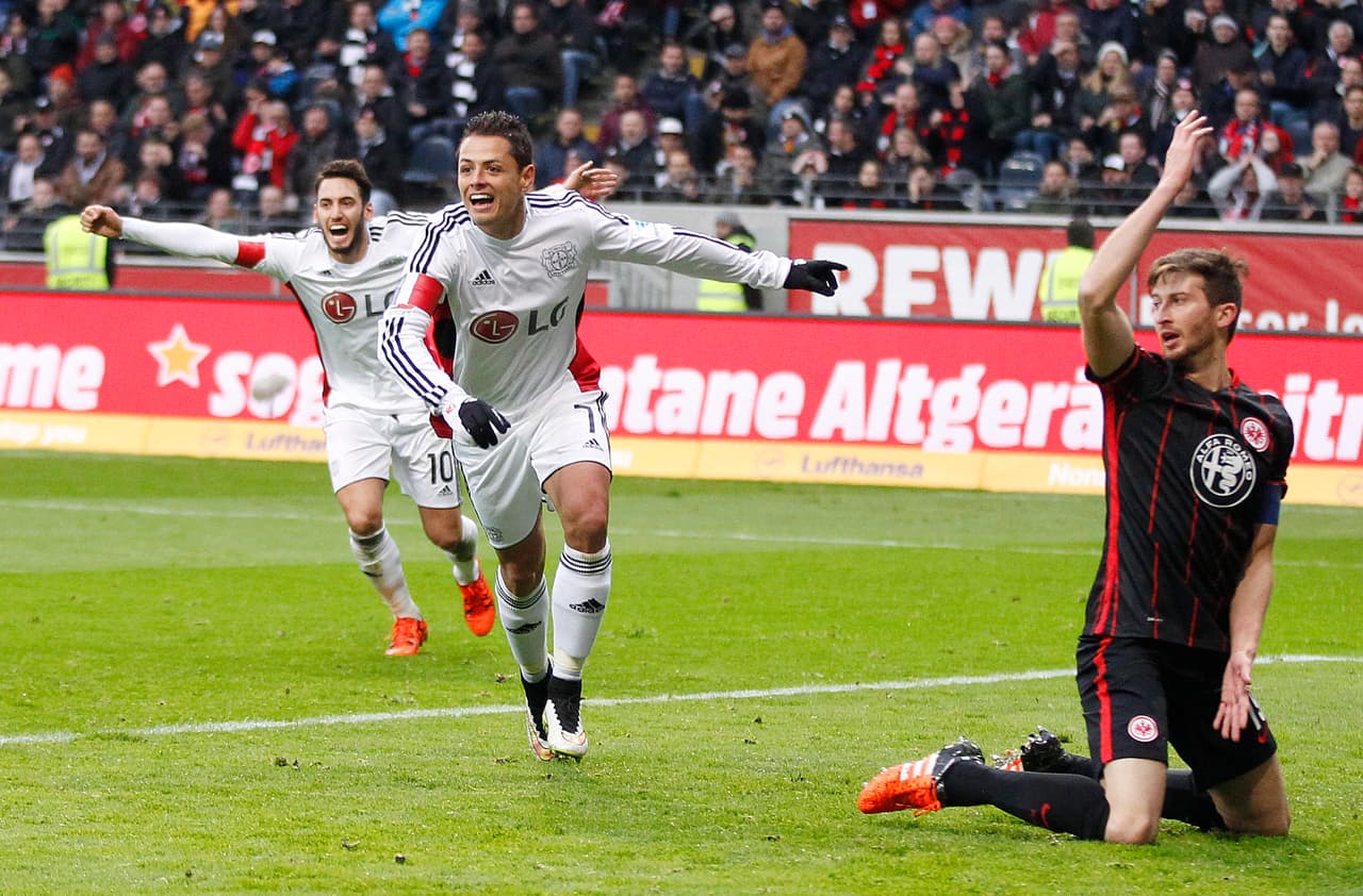 'Chicharito' hace doblete y da triunfo al Bayern Leverkusen ante Eitratch Frankfort