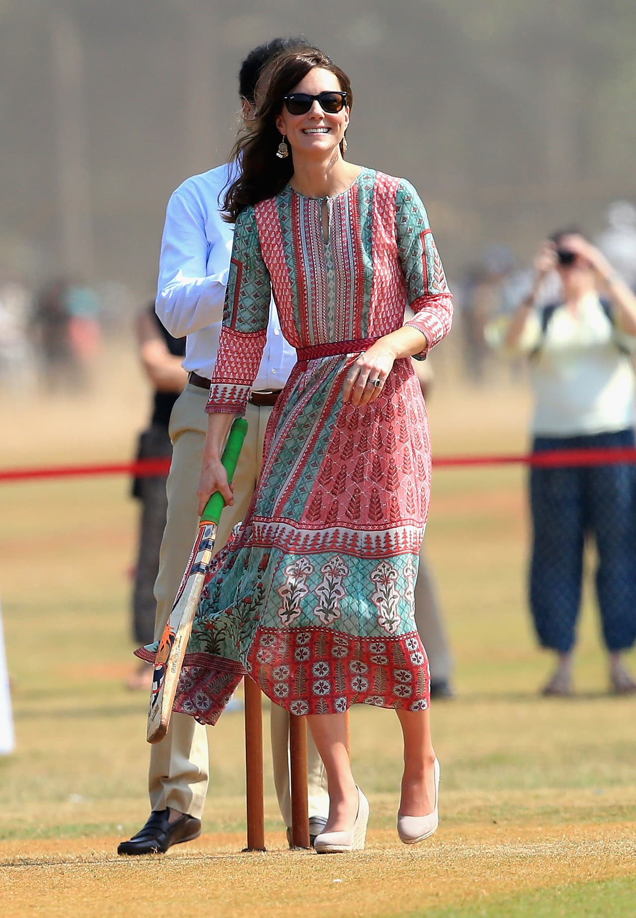 Las duquesas también llevan vestidos de miniprint floral en primavera como el resto de las mortales, así al menos lo deja claro Kate Middleton al apostar por este vestido de corte a la cintura creado por Anita Dongre, con el que se sintió tan cómoda y jovial como para jugar al cricket. De nuevo el tono nude fue su apuesta de zapatos, aunque esta vez escogió unos tipo espadriles.