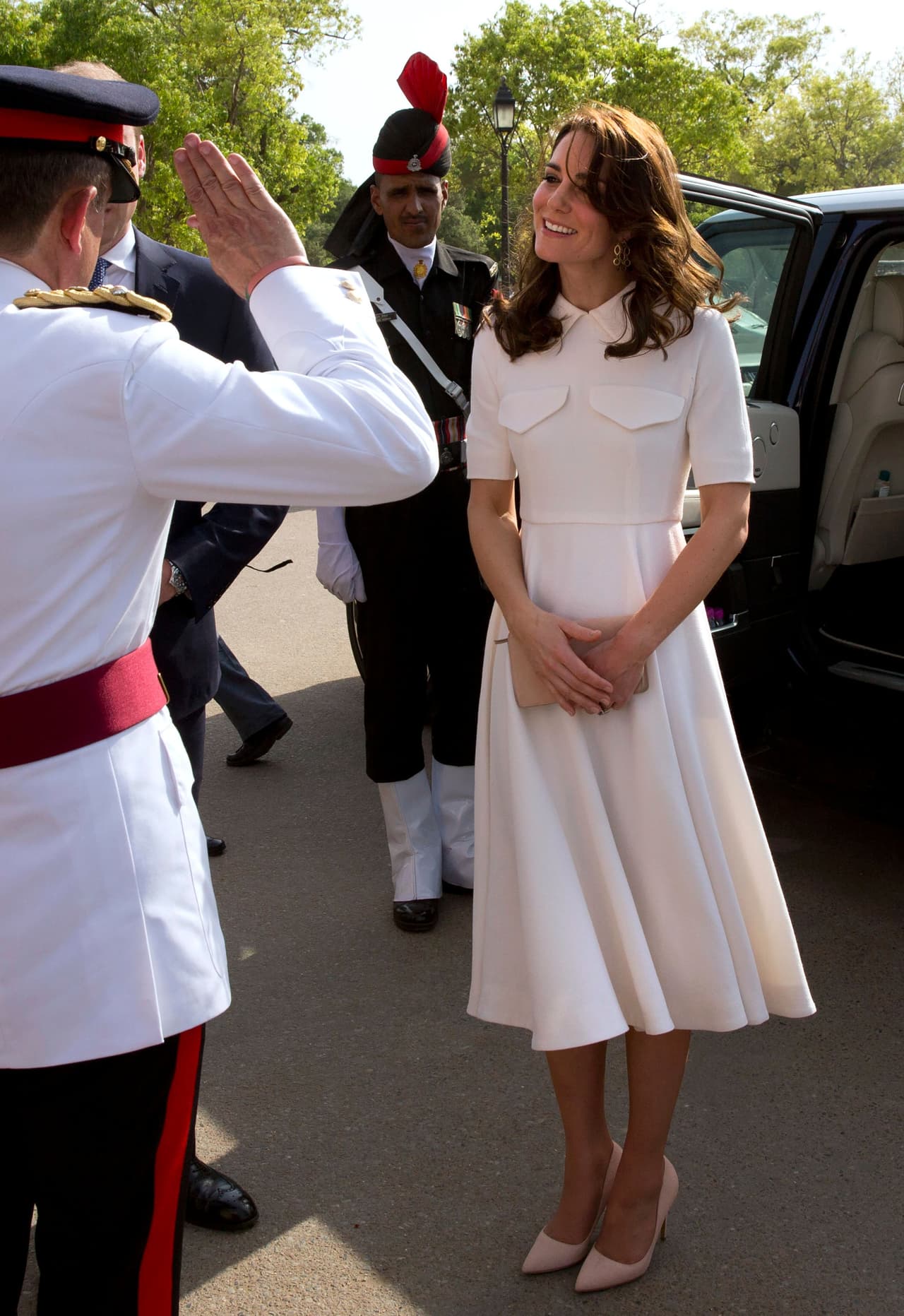 Este vestido midi color crema creado por la diseñadora inglesa Emilia Wickstead habla de ese estilo años cincuenta que tan emblemáticamente ha vestido a primeras damas y princesas, al punto de convertirse en la silueta por excelencia de los viajes de estado. El cuello naif, las mangas tres cuartos, el dorso ceñido y la falda amplia mezclan perfecto feminidad, elegancia y recato. Sus zapatos 'nude' han sido sus mejores compañeros en este viaje.