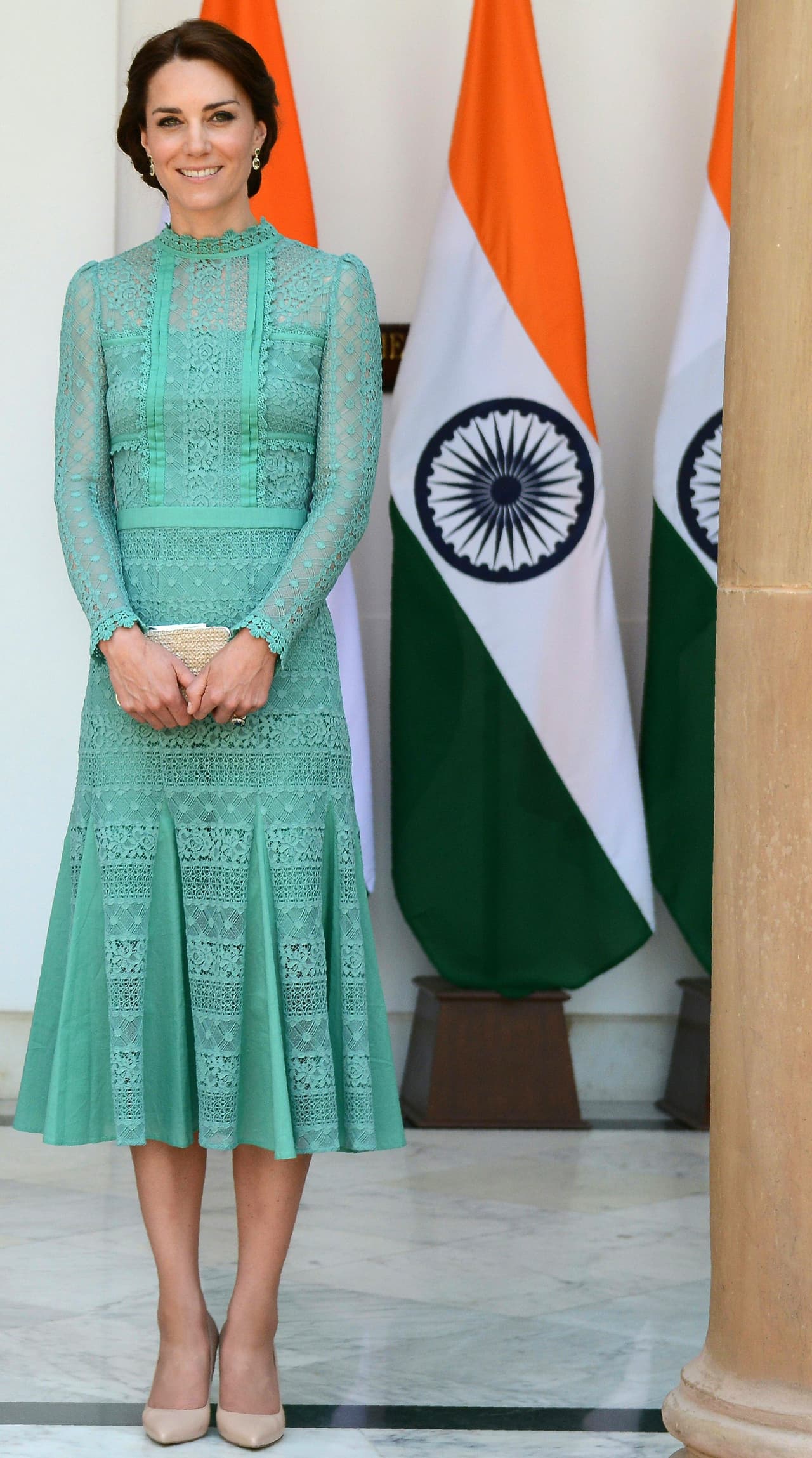 Rompiendo el imperio de rojos y azules que han dominado hasta ahora su viaje por la India, Kate Middleton eligió hoy un vestido en gaza verde creado también por Alice Temperley. Si algo deberíamos aprender las mujeres de su elegancia es apostar por vestidos de coctel de mangas largas que son favorecedoras tanto para las de brazos delgados como para las que los tienen más gruesos.