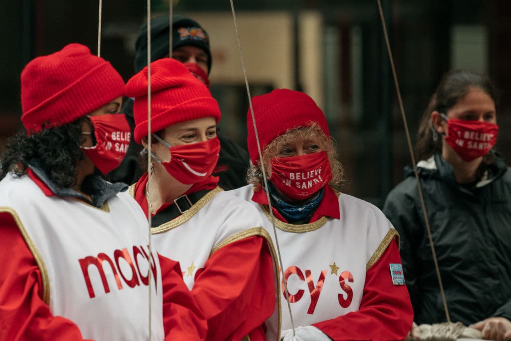 Una de las características de este año son las decenas de empleados y voluntarios que participan en el desfile y que portan mascarillas faciales de distintos colores y diseños.