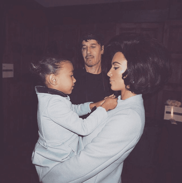 Kim participó en la revista estadounidense 'Interview' para su edición de septiembre y lo hizo acompañada de su hija, North West.