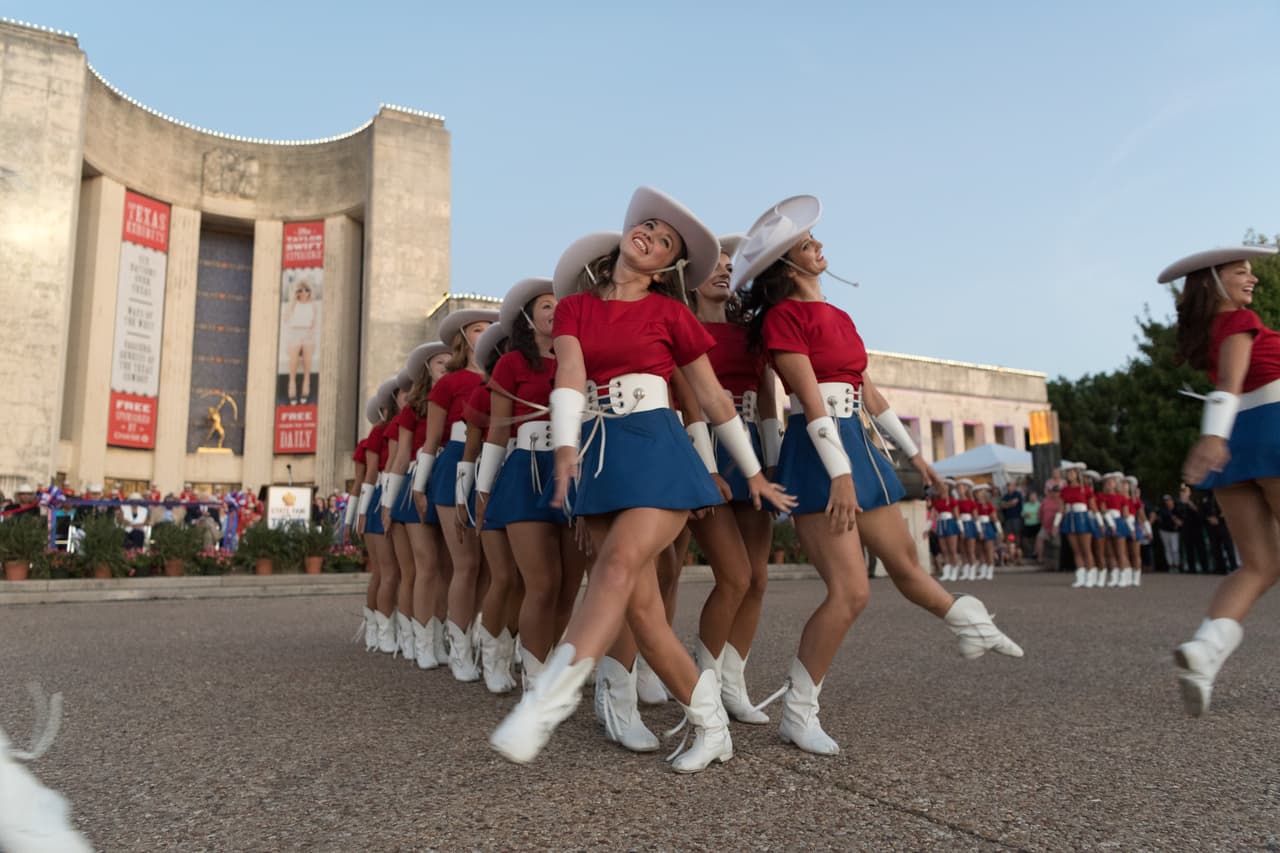 Se ofrecen
<a href="https://bigtex.com/say-howdy-to-our-2017-admission-discounts/">rebajas en algunos días de la semana</a>. Todos los martes, por ejemplo, los visitantes que traigan una lata vacía de Dr Pepper pueden entrar por 6 dólares. Muchas de las actividades estarán a medio precio ese día. Los miércoles, puede obtener un boleto por 4 dólares si trae cuatro latas, que serán donadas al North Texas Food Bank.