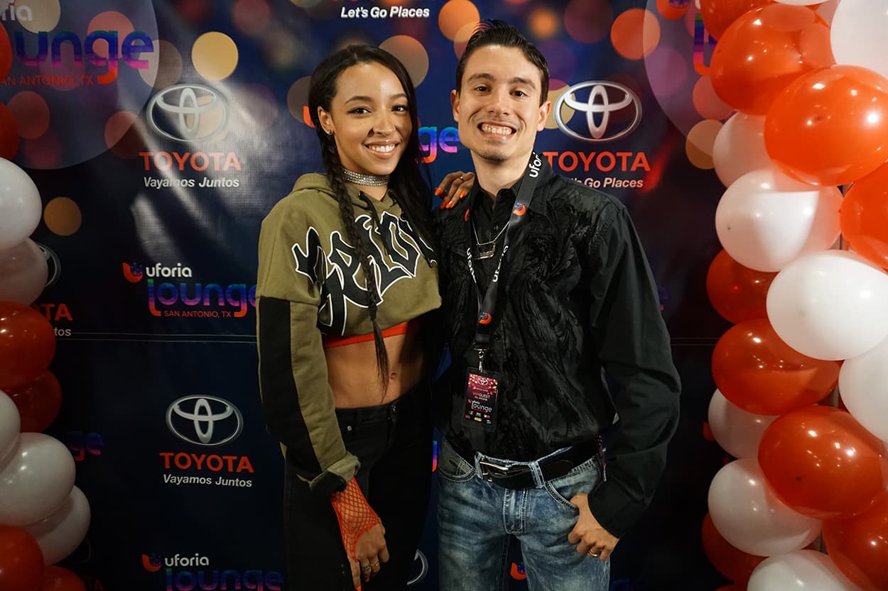 Tinashe stops by the Uforia Lounge for a quick acoustic session and a meet and greet.