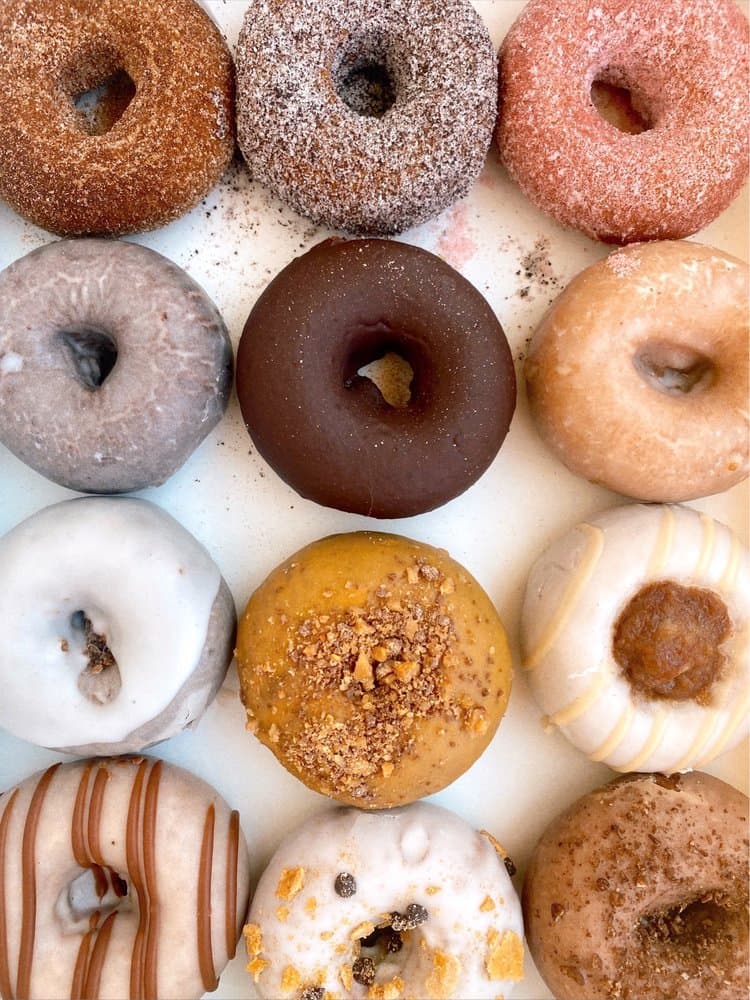 <b>Federal Donuts East Market </b>
<br>Dirección: 21 S 12th St Philadelphia, PA 19107
<br>Teléfono: (215) 964-9810
<br>Sitio web: 
<a href="https://www.federaldonuts.com">https://www.federaldonuts.com</a> 
<br>
<b><a href="https://www.yelp.com/map/federal-donuts-east-market-philadelphia">Cómo llegar</a></b>
<br>
<br>Un usuario de Yelp dijo: “¡Increíble cadena local de donas! Hay donas estándar que se producen continuamente y están disponibles cuando se solicitan. También hay algunas opciones a pedido que se cocinan y se pulverizan a pedido y, por lo tanto, toman más tiempo”.