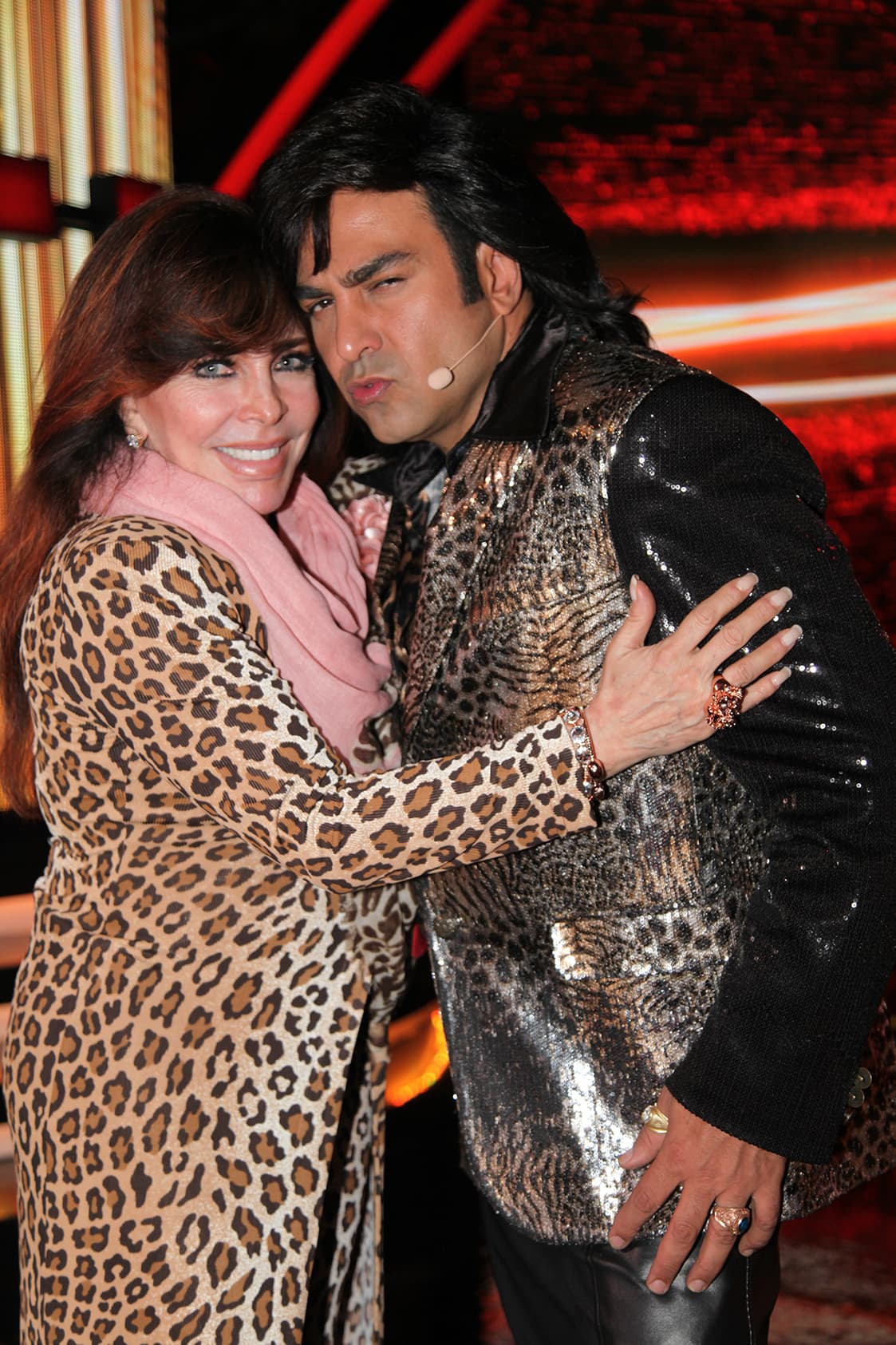 ¿Se pusieron de acuerdo? La actriz y conductora reaccionó muy divertida al ver que su compañero Albertano también había elegido el estampado 'animal print' para esa noche.