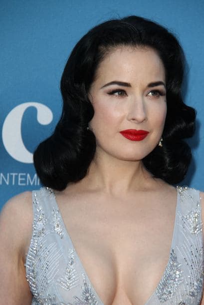 Nada más elegante que el rojo en los labios, este color puede ser el protagonista de tu 'look', se llevará todas las miradas.