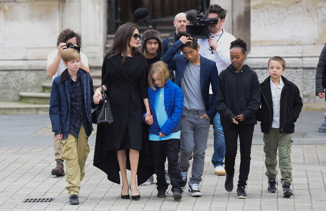Angelina y Brad procrearon a Shiloh (12 años), y los gemelos Vivienne y Knox (9). Sus hijos adoptivos son Maddox (16), Pax (14) y Zahara (13).