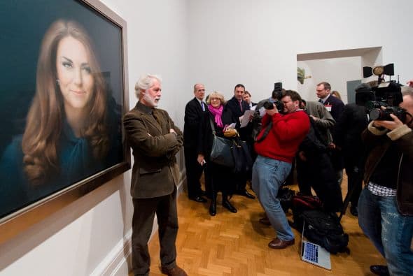 11 de enero de 2013 Los duques asisten a la National Portrait Gallery de Londres para desvelar el primer retrato oficial de Catalina.