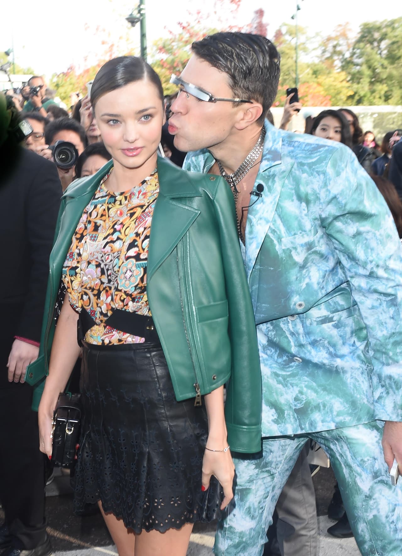 Posaba para la prensa internacional, cuando se acercó este tipo.